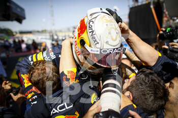 2022-05-22 - VERSTAPPEN Max (ned), Red Bull Racing RB18, portrait, celebrating his win during the Formula 1 Pirelli Grand Premio de Espana 2022, 6th round of the 2022 FIA Formula One World Championship, on the Circuit de Barcelona-Catalunya, from May 20 to 22, 2022 in Montmelo, Spain - FORMULA 1 PIRELLI GRAND PREMIO DE ESPANA 2022, 6TH ROUND OF THE 2022 FIA FORMULA ONE WORLD CHAMPIONSHIP - FORMULA 1 - MOTORS