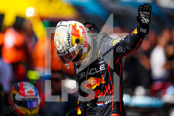2022-05-22 - VERSTAPPEN Max (ned), Red Bull Racing RB18, portrait celebrating victory during the Formula 1 Pirelli Grand Premio de Espana 2022, 6th round of the 2022 FIA Formula One World Championship, on the Circuit de Barcelona-Catalunya, from May 20 to 22, 2022 in Montmelo, Spain - FORMULA 1 PIRELLI GRAND PREMIO DE ESPANA 2022, 6TH ROUND OF THE 2022 FIA FORMULA ONE WORLD CHAMPIONSHIP - FORMULA 1 - MOTORS