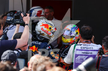 2022-05-22 - VERSTAPPEN Max (ned), Red Bull Racing RB18, portrait congratulated by PEREZ Sergio (mex), Red Bull Racing RB18 during the Formula 1 Pirelli Grand Premio de Espana 2022, 6th round of the 2022 FIA Formula One World Championship, on the Circuit de Barcelona-Catalunya, from May 20 to 22, 2022 in Montmelo, Spain - FORMULA 1 PIRELLI GRAND PREMIO DE ESPANA 2022, 6TH ROUND OF THE 2022 FIA FORMULA ONE WORLD CHAMPIONSHIP - FORMULA 1 - MOTORS