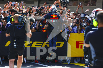 2022-05-22 - VERSTAPPEN Max (ned), Red Bull Racing RB18, portrait clebration during the Formula 1 Pirelli Grand Premio de Espana 2022, 6th round of the 2022 FIA Formula One World Championship, on the Circuit de Barcelona-Catalunya, from May 20 to 22, 2022 in Montmelo, Spain - FORMULA 1 PIRELLI GRAND PREMIO DE ESPANA 2022, 6TH ROUND OF THE 2022 FIA FORMULA ONE WORLD CHAMPIONSHIP - FORMULA 1 - MOTORS