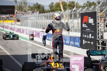 2022-05-22 - VERSTAPPEN Max (ned), Red Bull Racing RB18, portrait, celebrating his win during the Formula 1 Pirelli Grand Premio de Espana 2022, 6th round of the 2022 FIA Formula One World Championship, on the Circuit de Barcelona-Catalunya, from May 20 to 22, 2022 in Montmelo, Spain - FORMULA 1 PIRELLI GRAND PREMIO DE ESPANA 2022, 6TH ROUND OF THE 2022 FIA FORMULA ONE WORLD CHAMPIONSHIP - FORMULA 1 - MOTORS