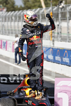 2022-05-22 - VERSTAPPEN Max (ned), Red Bull Racing RB18, portrait celebration victory during the Formula 1 Pirelli Grand Premio de Espana 2022, 6th round of the 2022 FIA Formula One World Championship, on the Circuit de Barcelona-Catalunya, from May 20 to 22, 2022 in Montmelo, Spain - FORMULA 1 PIRELLI GRAND PREMIO DE ESPANA 2022, 6TH ROUND OF THE 2022 FIA FORMULA ONE WORLD CHAMPIONSHIP - FORMULA 1 - MOTORS