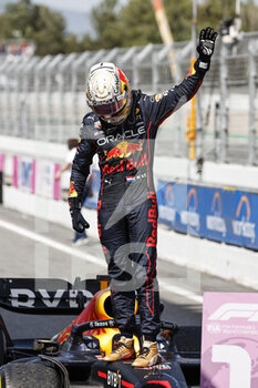 2022-05-22 - VERSTAPPEN Max (ned), Red Bull Racing RB18, portrait celebration victory during the Formula 1 Pirelli Grand Premio de Espana 2022, 6th round of the 2022 FIA Formula One World Championship, on the Circuit de Barcelona-Catalunya, from May 20 to 22, 2022 in Montmelo, Spain - FORMULA 1 PIRELLI GRAND PREMIO DE ESPANA 2022, 6TH ROUND OF THE 2022 FIA FORMULA ONE WORLD CHAMPIONSHIP - FORMULA 1 - MOTORS