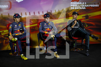 2022-05-22 - From left to right: PEREZ Sergio (mex), Red Bull Racing RB18, portrait with VERSTAPPEN Max (ned), Red Bull Racing RB18 and RUSSELL George (gbr), Mercedes AMG F1 Team W13 during the FIA presse conference after the Formula 1 Pirelli Grand Premio de Espana 2022, 6th round of the 2022 FIA Formula One World Championship, on the Circuit de Barcelona-Catalunya, from May 20 to 22, 2022 in Montmelo, Spain - FORMULA 1 PIRELLI GRAND PREMIO DE ESPANA 2022, 6TH ROUND OF THE 2022 FIA FORMULA ONE WORLD CHAMPIONSHIP - FORMULA 1 - MOTORS