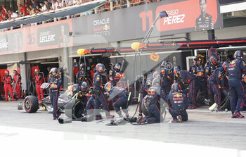 2022-05-22 - 22.05.2022, Circuit de Catalunya, Barcelona, F1 Pirelli Grand Prix von Spanien 2022
 , im Bild
Boxenstop für Sergio Perez (MEX), Oracle Red Bull Racing - F1 PIRELLI GRAND PRIX OF SPAIN 2022 - FORMULA 1 - MOTORS