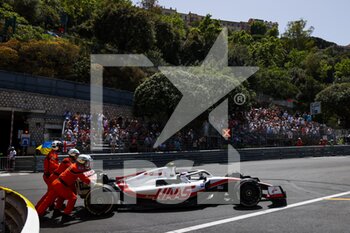 2022-05-27 - 47 SCHUMACHER Mick (ger), Haas F1 Team VF-22 Ferrari, red flag during the Formula 1 Grand Prix de Monaco 2022, 7th round of the 2022 FIA Formula One World Championship, on the Circuit de Monaco, from May 27 to 29, 2022 in Monte-Carlo, Monaco - F1 - MONACO GRAND PRIX 2022 - FORMULA 1 - MOTORS