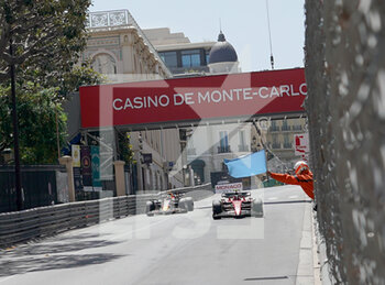 2022-05-27 - 27.05.2022, Monaco Circuit, Monte Carlo, FORMULA 1 GRAND PRIX DE MONACO 2022
 , im Bild
Carlos Sainz Jr. (ESP), Scuderia Ferrari, Sergio Perez (MEX), Oracle Red Bull Racing - FORMULA 1 GRAND PRIX DE MONACO 2022 - FORMULA 1 - MOTORS