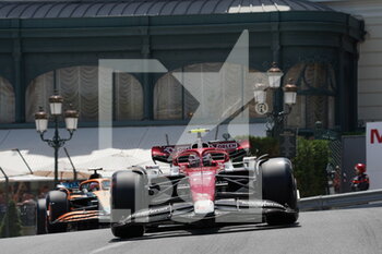 2022-05-27 - 27.05.2022, Monaco Circuit, Monte Carlo, FORMULA 1 GRAND PRIX DE MONACO 2022
 , im Bild
Guanyu Zhou (CHN), Alfa Romeo Racing ORLEN, Daniel Ricciardo (AUS), McLaren F1 Team - FORMULA 1 GRAND PRIX DE MONACO 2022 - FORMULA 1 - MOTORS