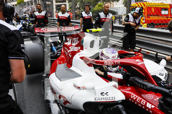 2022-05-29 - 24 ZHOU Guanyu (chi), Alfa Romeo F1 Team ORLEN C42 on the grid during the Formula 1 Grand Prix de Monaco 2022, 7th round of the 2022 FIA Formula One World Championship, on the Circuit de Monaco, from May 27 to 29, 2022 in Monte-Carlo, Monaco - F1 - MONACO GRAND PRIX 2022 - RACE - FORMULA 1 - MOTORS