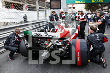 2022-05-29 - 24 ZHOU Guanyu (chi), Alfa Romeo F1 Team ORLEN C42 on the grid during the Formula 1 Grand Prix de Monaco 2022, 7th round of the 2022 FIA Formula One World Championship, on the Circuit de Monaco, from May 27 to 29, 2022 in Monte-Carlo, Monaco - F1 - MONACO GRAND PRIX 2022 - RACE - FORMULA 1 - MOTORS
