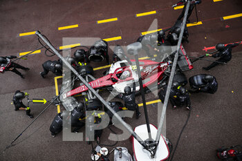 2022-05-29 - 24 ZHOU Guanyu (chi), Alfa Romeo F1 Team ORLEN C42, pit stop during the Formula 1 Grand Prix de Monaco 2022, 7th round of the 2022 FIA Formula One World Championship, on the Circuit de Monaco, from May 27 to 29, 2022 in Monte-Carlo, Monaco - F1 - MONACO GRAND PRIX 2022 - RACE - FORMULA 1 - MOTORS