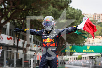 2022-05-29 - PEREZ Sergio (mex), Red Bull Racing RB18, portrait during the Formula 1 Grand Prix de Monaco 2022, 7th round of the 2022 FIA Formula One World Championship, on the Circuit de Monaco, from May 27 to 29, 2022 in Monte-Carlo, Monaco - F1 - MONACO GRAND PRIX 2022 - RACE - FORMULA 1 - MOTORS