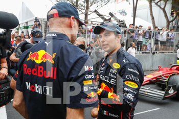 2022-05-29 - NEWEY Adrian, Chief Technical Officer of Red Bull Racing, PEREZ Sergio (mex), Red Bull Racing RB18, portrait during the Formula 1 Grand Prix de Monaco 2022, 7th round of the 2022 FIA Formula One World Championship, on the Circuit de Monaco, from May 27 to 29, 2022 in Monte-Carlo, Monaco - F1 - MONACO GRAND PRIX 2022 - RACE - FORMULA 1 - MOTORS