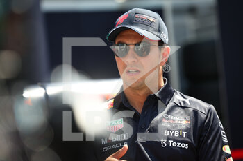 2022-06-09 - PEREZ Sergio (mex), Red Bull Racing RB18, portrait during the Formula 1 Azerbaijan Grand Prix 2022, 8th round of the 2022 FIA Formula One World Championship, on the Baku City Circuit, from June 10 to 12, 2022 in Baku, Azerbaijan - F1 - AZERBAIJAN GRAND PRIX 2022 - FORMULA 1 - MOTORS