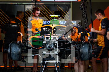 2022-06-09 - McLaren F1 Team MCL36, mechanical detail and mechanics at work during the Formula 1 Azerbaijan Grand Prix 2022, 8th round of the 2022 FIA Formula One World Championship, on the Baku City Circuit, from June 10 to 12, 2022 in Baku, Azerbaijan - F1 - AZERBAIJAN GRAND PRIX 2022 - FORMULA 1 - MOTORS