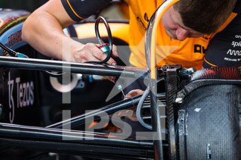 2022-06-09 - McLaren F1 Team MCL36, mechanical detail and mechanics at work on suspensions during the Formula 1 Azerbaijan Grand Prix 2022, 8th round of the 2022 FIA Formula One World Championship, on the Baku City Circuit, from June 10 to 12, 2022 in Baku, Azerbaijan - F1 - AZERBAIJAN GRAND PRIX 2022 - FORMULA 1 - MOTORS
