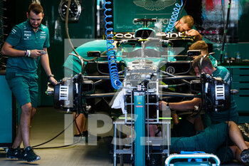 2022-06-09 - Aston Martin F1 Team AMR22, mechanical detail of mechanics at work during the Formula 1 Azerbaijan Grand Prix 2022, 8th round of the 2022 FIA Formula One World Championship, on the Baku City Circuit, from June 10 to 12, 2022 in Baku, Azerbaijan - F1 - AZERBAIJAN GRAND PRIX 2022 - FORMULA 1 - MOTORS