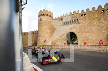 2022-06-10 - 11 PEREZ Sergio (mex), Red Bull Racing RB18, action during the Formula 1 Azerbaijan Grand Prix 2022, 8th round of the 2022 FIA Formula One World Championship, on the Baku City Circuit, from June 10 to 12, 2022 in Baku, Azerbaijan - F1 - AZERBAIJAN GRAND PRIX 2022 - FORMULA 1 - MOTORS