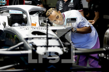 2022-06-11 - HAMILTON Lewis (gbr), Mercedes AMG F1 Team W13, portrait during the Formula 1 Azerbaijan Grand Prix 2022, 8th round of the 2022 FIA Formula One World Championship, on the Baku City Circuit, from June 10 to 12, 2022 in Baku, Azerbaijan - F1 - AZERBAIJAN GRAND PRIX 2022 - FORMULA 1 - MOTORS