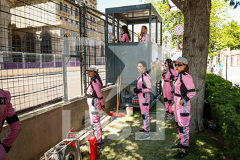 2022-06-11 - The women only marshals post alongside the track during the Formula 1 Azerbaijan Grand Prix 2022, 8th round of the 2022 FIA Formula One World Championship, on the Baku City Circuit, from June 10 to 12, 2022 in Baku, Azerbaijan - F1 - AZERBAIJAN GRAND PRIX 2022 - FORMULA 1 - MOTORS