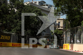 2022-06-11 - 44 HAMILTON Lewis (gbr), Mercedes AMG F1 Team W13, action during the Formula 1 Azerbaijan Grand Prix 2022, 8th round of the 2022 FIA Formula One World Championship, on the Baku City Circuit, from June 10 to 12, 2022 in Baku, Azerbaijan - F1 - AZERBAIJAN GRAND PRIX 2022 - FORMULA 1 - MOTORS
