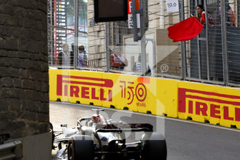 2022-06-11 - marshall, commissaire de piste, red flag, drapeau during the Formula 1 Azerbaijan Grand Prix 2022, 8th round of the 2022 FIA Formula One World Championship, on the Baku City Circuit, from June 10 to 12, 2022 in Baku, Azerbaijan - F1 - AZERBAIJAN GRAND PRIX 2022 - FORMULA 1 - MOTORS