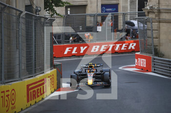 2022-06-11 - 11 PEREZ Sergio (mex), Red Bull Racing RB18, action during the Formula 1 Azerbaijan Grand Prix 2022, 8th round of the 2022 FIA Formula One World Championship, on the Baku City Circuit, from June 10 to 12, 2022 in Baku, Azerbaijan - F1 - AZERBAIJAN GRAND PRIX 2022 - FORMULA 1 - MOTORS
