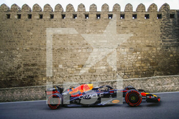 2022-06-11 - 01 VERSTAPPEN Max (nld), Red Bull Racing RB18, action during the Formula 1 Azerbaijan Grand Prix 2022, 8th round of the 2022 FIA Formula One World Championship, on the Baku City Circuit, from June 10 to 12, 2022 in Baku, Azerbaijan - F1 - AZERBAIJAN GRAND PRIX 2022 - FORMULA 1 - MOTORS