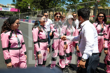 2022-06-12 - BEN SULAYEM Mohammed (uae), President of the FIA, with track marshals during the Formula 1 Azerbaijan Grand Prix 2022, 8th round of the 2022 FIA Formula One World Championship, on the Baku City Circuit, from June 10 to 12, 2022 in Baku, Azerbaijan - F1 - AZERBAIJAN GRAND PRIX 2022 - RACE - FORMULA 1 - MOTORS
