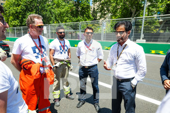 2022-06-12 - BEN SULAYEM Mohammed (uae), President of the FIA, with track marshals during the Formula 1 Azerbaijan Grand Prix 2022, 8th round of the 2022 FIA Formula One World Championship, on the Baku City Circuit, from June 10 to 12, 2022 in Baku, Azerbaijan - F1 - AZERBAIJAN GRAND PRIX 2022 - RACE - FORMULA 1 - MOTORS