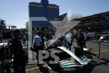 2022-06-12 - 44 HAMILTON Lewis (gbr), Mercedes AMG F1 Team W13, starting grid during the Formula 1 Azerbaijan Grand Prix 2022, 8th round of the 2022 FIA Formula One World Championship, on the Baku City Circuit, from June 10 to 12, 2022 in Baku, Azerbaijan - F1 - AZERBAIJAN GRAND PRIX 2022 - RACE - FORMULA 1 - MOTORS