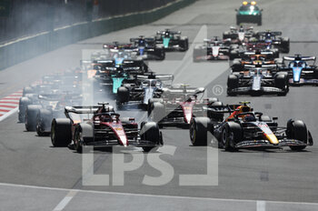 2022-06-12 - 16 LECLERC Charles (mco), Scuderia Ferrari F1-75, action 11 PEREZ Sergio (mex), Red Bull Racing RB18, action start of the race, depart, during the Formula 1 Azerbaijan Grand Prix 2022, 8th round of the 2022 FIA Formula One World Championship, on the Baku City Circuit, from June 10 to 12, 2022 in Baku, Azerbaijan - F1 - AZERBAIJAN GRAND PRIX 2022 - RACE - FORMULA 1 - MOTORS