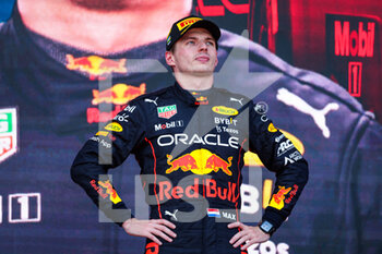 2022-06-12 - VERSTAPPEN Max (ned), Red Bull Racing RB18, portrait celebrating victory on the podium during the Formula 1 Azerbaijan Grand Prix 2022, 8th round of the 2022 FIA Formula One World Championship, on the Baku City Circuit, from June 10 to 12, 2022 in Baku, Azerbaijan - F1 - AZERBAIJAN GRAND PRIX 2022 - RACE - FORMULA 1 - MOTORS
