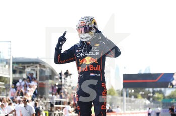 2022-06-12 - VERSTAPPEN Max (ned), Red Bull Racing RB18, portrait celebrates his victory during the Formula 1 Azerbaijan Grand Prix 2022, 8th round of the 2022 FIA Formula One World Championship, on the Baku City Circuit, from June 10 to 12, 2022 in Baku, Azerbaijan - F1 - AZERBAIJAN GRAND PRIX 2022 - RACE - FORMULA 1 - MOTORS