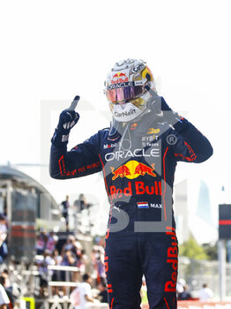 2022-06-12 - VERSTAPPEN Max (ned), Red Bull Racing RB18, portrait celebration victory during the Formula 1 Azerbaijan Grand Prix 2022, 8th round of the 2022 FIA Formula One World Championship, on the Baku City Circuit, from June 10 to 12, 2022 in Baku, Azerbaijan - F1 - AZERBAIJAN GRAND PRIX 2022 - RACE - FORMULA 1 - MOTORS