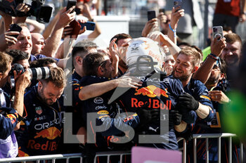 2022-06-12 - VERSTAPPEN Max (ned), Red Bull Racing RB18, portrait celebrates his victory during the Formula 1 Azerbaijan Grand Prix 2022, 8th round of the 2022 FIA Formula One World Championship, on the Baku City Circuit, from June 10 to 12, 2022 in Baku, Azerbaijan - F1 - AZERBAIJAN GRAND PRIX 2022 - RACE - FORMULA 1 - MOTORS