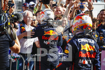 2022-06-12 - VERSTAPPEN Max (ned), Red Bull Racing RB18, portrait celebration victory with PEREZ Sergio (mex), Red Bull Racing RB18, portrait MARKO Helmut (aut), Drivers’ Manager of Red Bull Racing, portrait during the Formula 1 Azerbaijan Grand Prix 2022, 8th round of the 2022 FIA Formula One World Championship, on the Baku City Circuit, from June 10 to 12, 2022 in Baku, Azerbaijan - F1 - AZERBAIJAN GRAND PRIX 2022 - RACE - FORMULA 1 - MOTORS