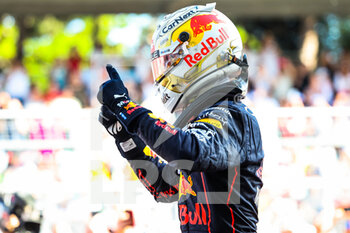 2022-06-12 - VERSTAPPEN Max (ned), Red Bull Racing RB18, portrait celebrating victory during the Formula 1 Azerbaijan Grand Prix 2022, 8th round of the 2022 FIA Formula One World Championship, on the Baku City Circuit, from June 10 to 12, 2022 in Baku, Azerbaijan - F1 - AZERBAIJAN GRAND PRIX 2022 - RACE - FORMULA 1 - MOTORS