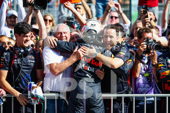 2022-06-12 - VERSTAPPEN Max (ned), Red Bull Racing RB18, celebrating victory with the team, HORNER Christian (gbr), and MARKO Helmut (aut), Drivers’ Manager of Red Bull Racing, portrait during the Formula 1 Azerbaijan Grand Prix 2022, 8th round of the 2022 FIA Formula One World Championship, on the Baku City Circuit, from June 10 to 12, 2022 in Baku, Azerbaijan - F1 - AZERBAIJAN GRAND PRIX 2022 - RACE - FORMULA 1 - MOTORS
