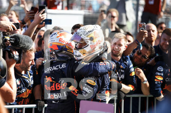 2022-06-12 - VERSTAPPEN Max (ned), Red Bull Racing RB18, portrait PEREZ Sergio (mex), Red Bull Racing RB18, portrait celebrate during the Formula 1 Azerbaijan Grand Prix 2022, 8th round of the 2022 FIA Formula One World Championship, on the Baku City Circuit, from June 10 to 12, 2022 in Baku, Azerbaijan - F1 - AZERBAIJAN GRAND PRIX 2022 - RACE - FORMULA 1 - MOTORS
