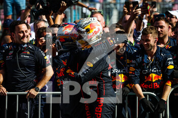 2022-06-12 - PEREZ Sergio (mex), Red Bull Racing RB18, VERSTAPPEN Max (ned), Red Bull Racing RB18, portrait celebrating victory with the team during the Formula 1 Azerbaijan Grand Prix 2022, 8th round of the 2022 FIA Formula One World Championship, on the Baku City Circuit, from June 10 to 12, 2022 in Baku, Azerbaijan - F1 - AZERBAIJAN GRAND PRIX 2022 - RACE - FORMULA 1 - MOTORS