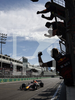 2022-06-12 - 01 VERSTAPPEN Max (nld), Red Bull Racing RB18, action celebration victory during the Formula 1 Azerbaijan Grand Prix 2022, 8th round of the 2022 FIA Formula One World Championship, on the Baku City Circuit, from June 10 to 12, 2022 in Baku, Azerbaijan - F1 - AZERBAIJAN GRAND PRIX 2022 - RACE - FORMULA 1 - MOTORS