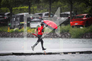 2022-06-16 - Scuderia Ferrari, ambiance, rain, pluie, during the Formula 1 AWS Grand Prix du Canada 2022, 9th round of the 2022 FIA Formula One World Championship, on the Circuit Gilles Villeneuve, from June 17 to 19, 2022 in Montreal, Canada - F1 - CANADIAN GRAND PRIX 2022 - FORMULA 1 - MOTORS