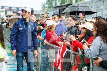 2022-06-16 - LATIFI Nicholas (can), Williams Racing FW44, portrait with fans during the Formula 1 AWS Grand Prix du Canada 2022, 9th round of the 2022 FIA Formula One World Championship, on the Circuit Gilles Villeneuve, from June 17 to 19, 2022 in Montreal, Canada - F1 - CANADIAN GRAND PRIX 2022 - FORMULA 1 - MOTORS