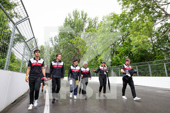 2022-06-16 - ZHOU Guanyu (chi), Alfa Romeo F1 Team ORLEN C42, BUSCOMBE Ruth, Strategy Engineer of Alfa Romeo F1 Team ORLEN, trackwalk during the Formula 1 AWS Grand Prix du Canada 2022, 9th round of the 2022 FIA Formula One World Championship, on the Circuit Gilles Villeneuve, from June 17 to 19, 2022 in Montreal, Canada - F1 - CANADIAN GRAND PRIX 2022 - FORMULA 1 - MOTORS
