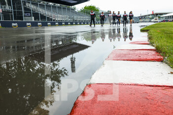 2022-06-16 - The track flooded during the Formula 1 AWS Grand Prix du Canada 2022, 9th round of the 2022 FIA Formula One World Championship, on the Circuit Gilles Villeneuve, from June 17 to 19, 2022 in Montreal, Canada - F1 - CANADIAN GRAND PRIX 2022 - FORMULA 1 - MOTORS