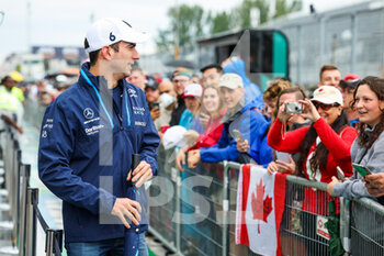 2022-06-16 - LATIFI Nicholas (can), Williams Racing FW44, portrait with fans during the Formula 1 AWS Grand Prix du Canada 2022, 9th round of the 2022 FIA Formula One World Championship, on the Circuit Gilles Villeneuve, from June 17 to 19, 2022 in Montreal, Canada - F1 - CANADIAN GRAND PRIX 2022 - FORMULA 1 - MOTORS