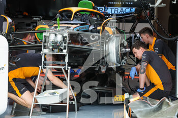 2022-06-16 - McLaren F1 Team MCL36, mechanical detail of mechanics working in the garage, box, during the Formula 1 AWS Grand Prix du Canada 2022, 9th round of the 2022 FIA Formula One World Championship, on the Circuit Gilles Villeneuve, from June 17 to 19, 2022 in Montreal, Canada - F1 - CANADIAN GRAND PRIX 2022 - FORMULA 1 - MOTORS