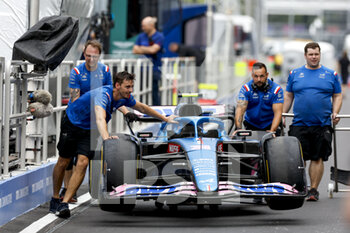 2022-06-16 - 31 OCON Esteban (fra), Alpine F1 Team A522, pitlane during the Formula 1 AWS Grand Prix du Canada 2022, 9th round of the 2022 FIA Formula One World Championship, on the Circuit Gilles Villeneuve, from June 17 to 19, 2022 in Montreal, Canada - F1 - CANADIAN GRAND PRIX 2022 - FORMULA 1 - MOTORS
