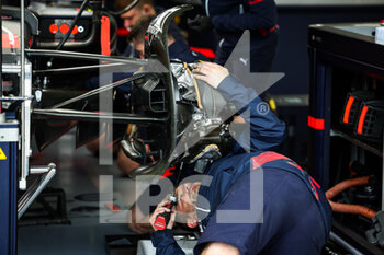 2022-06-16 - Red Bull Racing Honda RB18, mechanical detail of mechanics working on the car in the garage, box, during the Formula 1 AWS Grand Prix du Canada 2022, 9th round of the 2022 FIA Formula One World Championship, on the Circuit Gilles Villeneuve, from June 17 to 19, 2022 in Montreal, Canada - F1 - CANADIAN GRAND PRIX 2022 - FORMULA 1 - MOTORS
